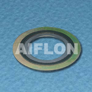 Spiral wound gasket with inner and outer ring